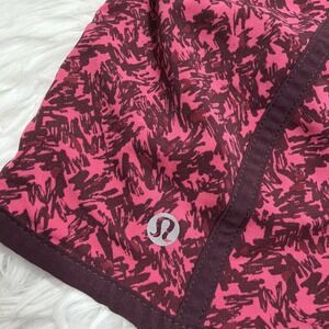 LULULEMON Training Shorts Women's 8 Pink Geo All Over Print  4" Inseam Mid Rise